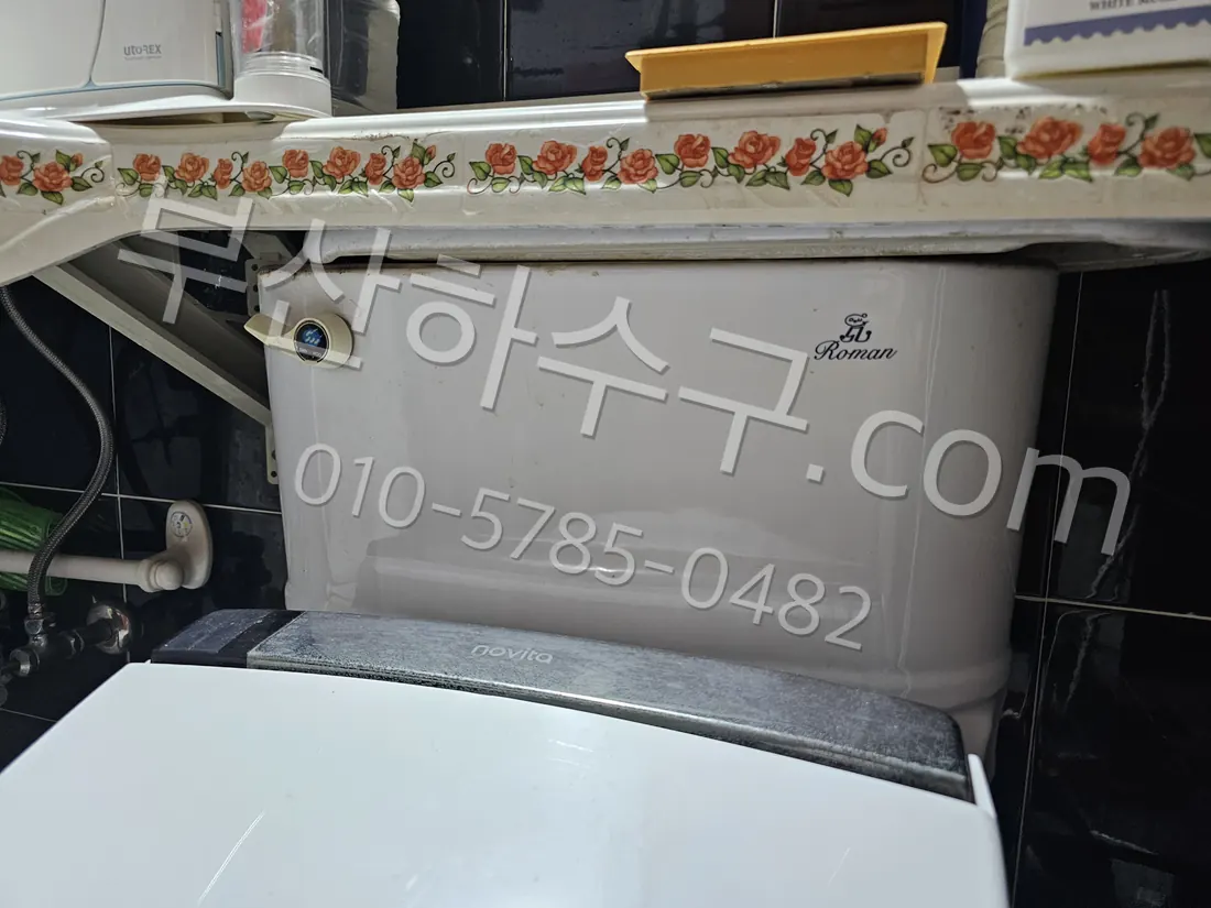 변기 탈거 후 배관 상태를 확인한 모습