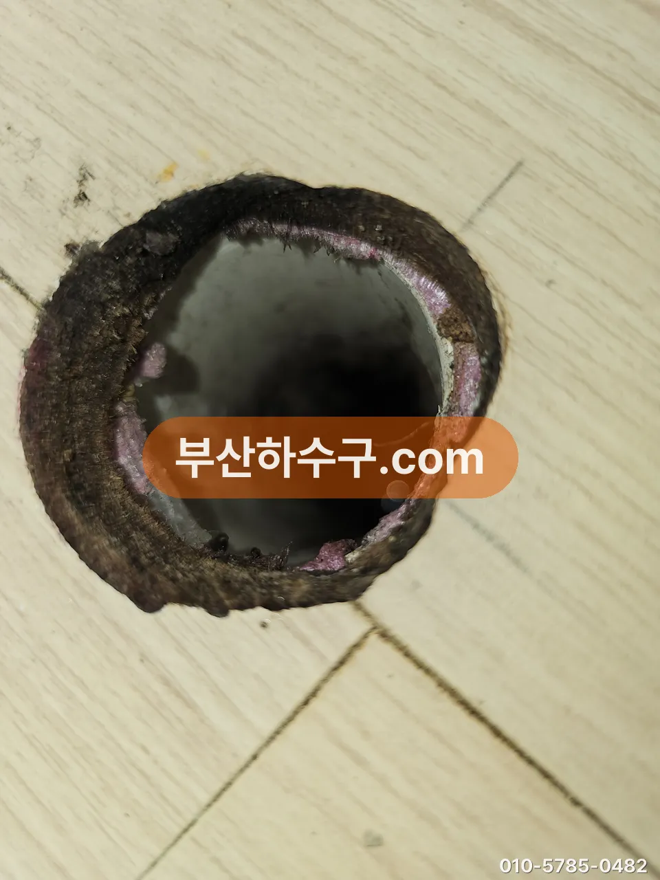 슬라임을 빼내고 뚫린 뒤의 바닥 매립 배수관 입구, 물을 부어 배출을 확인하기 직전