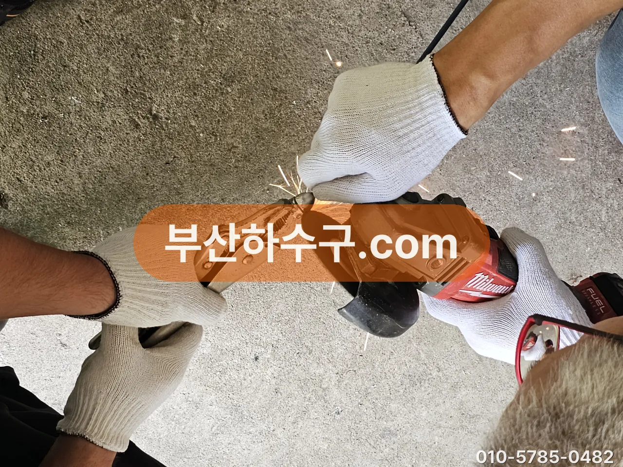 배관에 들어온 나무뿌리를 절단 장비로 잘라내는 작업