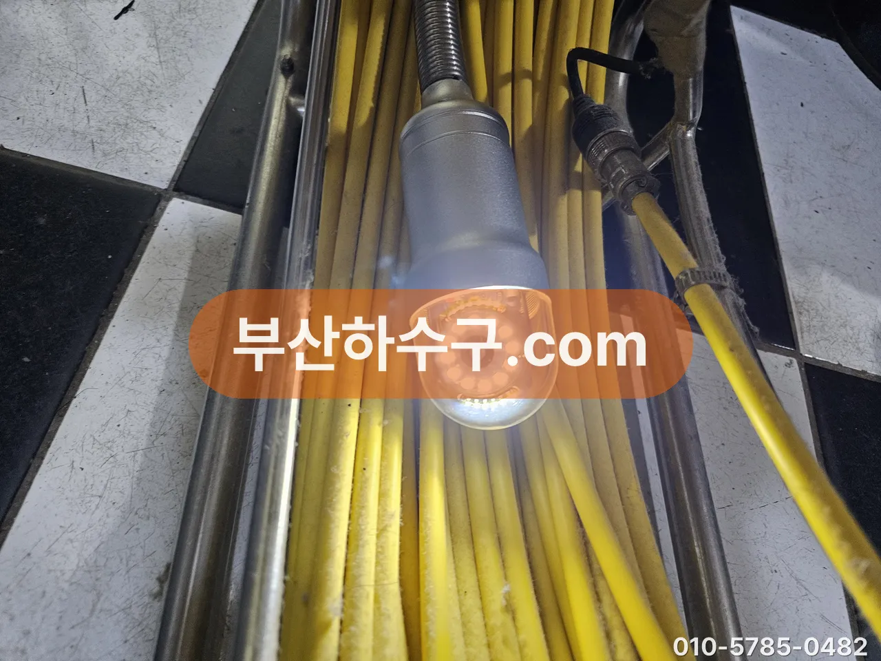 세척 전후 관 벽을 찍기 위해 준비한 관로 내시경 카메라 헤드와 케이블