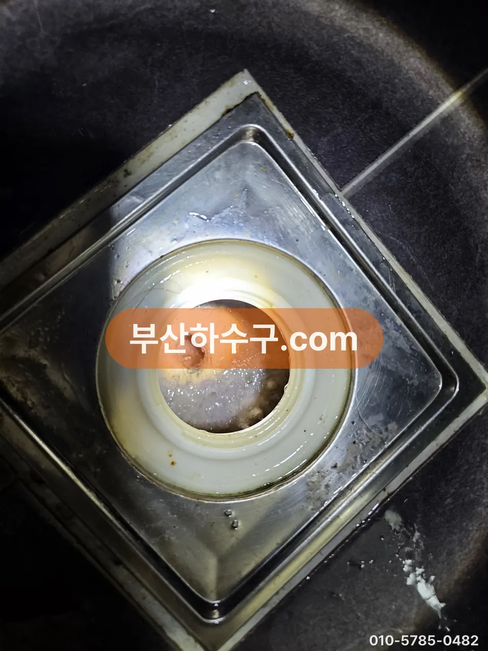 유가 몸체 안쪽 배관 입구, 봉수를 가둘 트랩 컵이 빠져 관이 그대로 열려 있는 모습